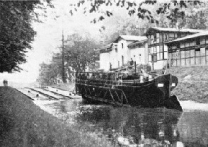 THE BARGE ENTERS the wagon on the Overland Canal