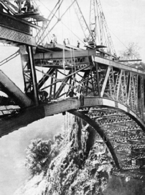 The centre panels of the Victoria Falls arch were completed in March 1905