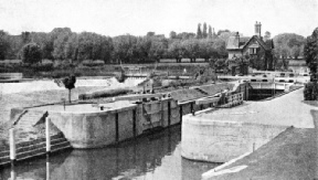 A TYPICAL LOCK ON THE RIVER THAMES at Goring