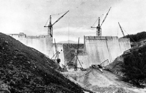 Concrete being poured into the Laggan Dam