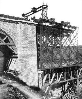 COMMENCING THE STEELWORK ON ONE OF THE SHORE SPANS, Fades viaduct