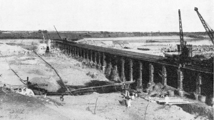 The temporary gantry on the site of the Sennar Dam