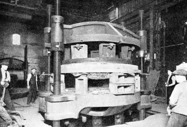 DISHED BOILER END PLATE IN HYDRAULIC PRESS