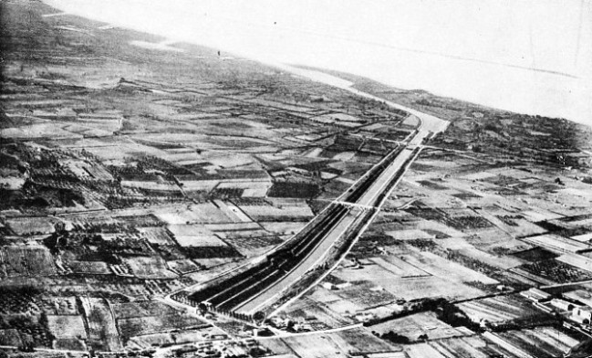 GIGNAC CUTTING carries the Marseilles-Rhone Canal from the northern entrance of the Rove Tunnel to the Etang de Berre