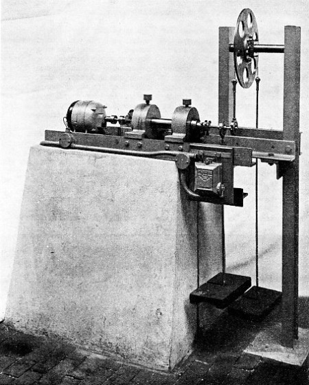 A ROTATING-BEAM FATIGUE-TESTING MACHINE