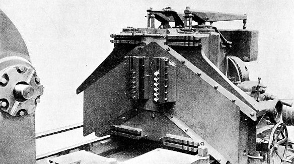 TOOL SLIDES of a rack planing machine for cutting double helical teeth