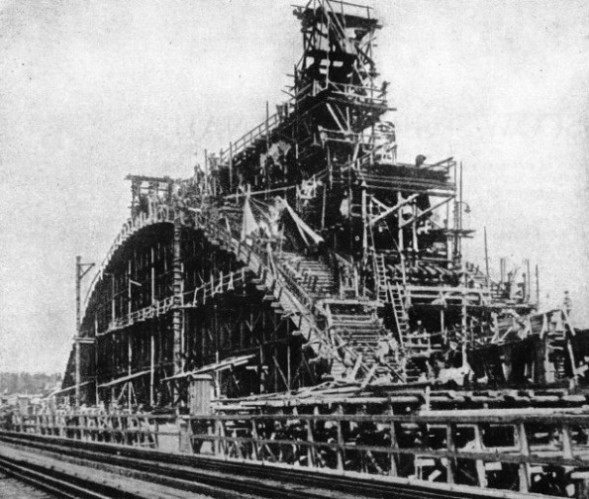 BUILDING A REINFORCED CONCRETE ARCH BRIDGE across the Moskva Volga Canal 