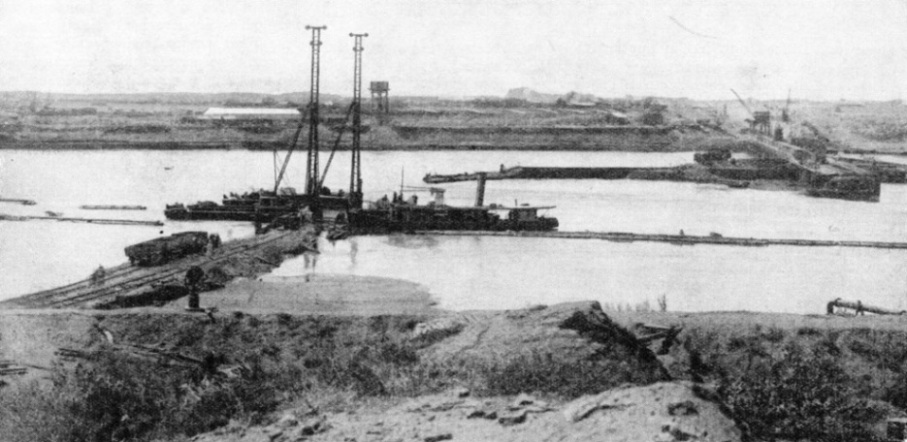 Building the sudds or cofferdams for the Sennar Dam